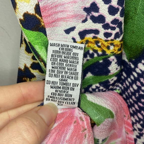 Rockmans - Tropical Print Blouse Top with decorative v neckline - Size 20 - Picture 6 of 6